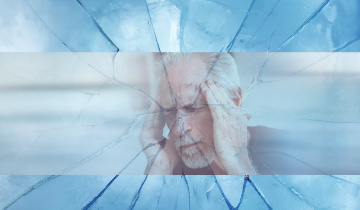 Älterer Mann hält sich bei Migräne die Schläfen, überlagert von einer Darstellung aus gesprungenem Glas als Symbol für die Schmerzen