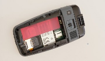 Rückansicht auf ein offenes Hausnotruf-Telefon mit beiden SIM-Karten